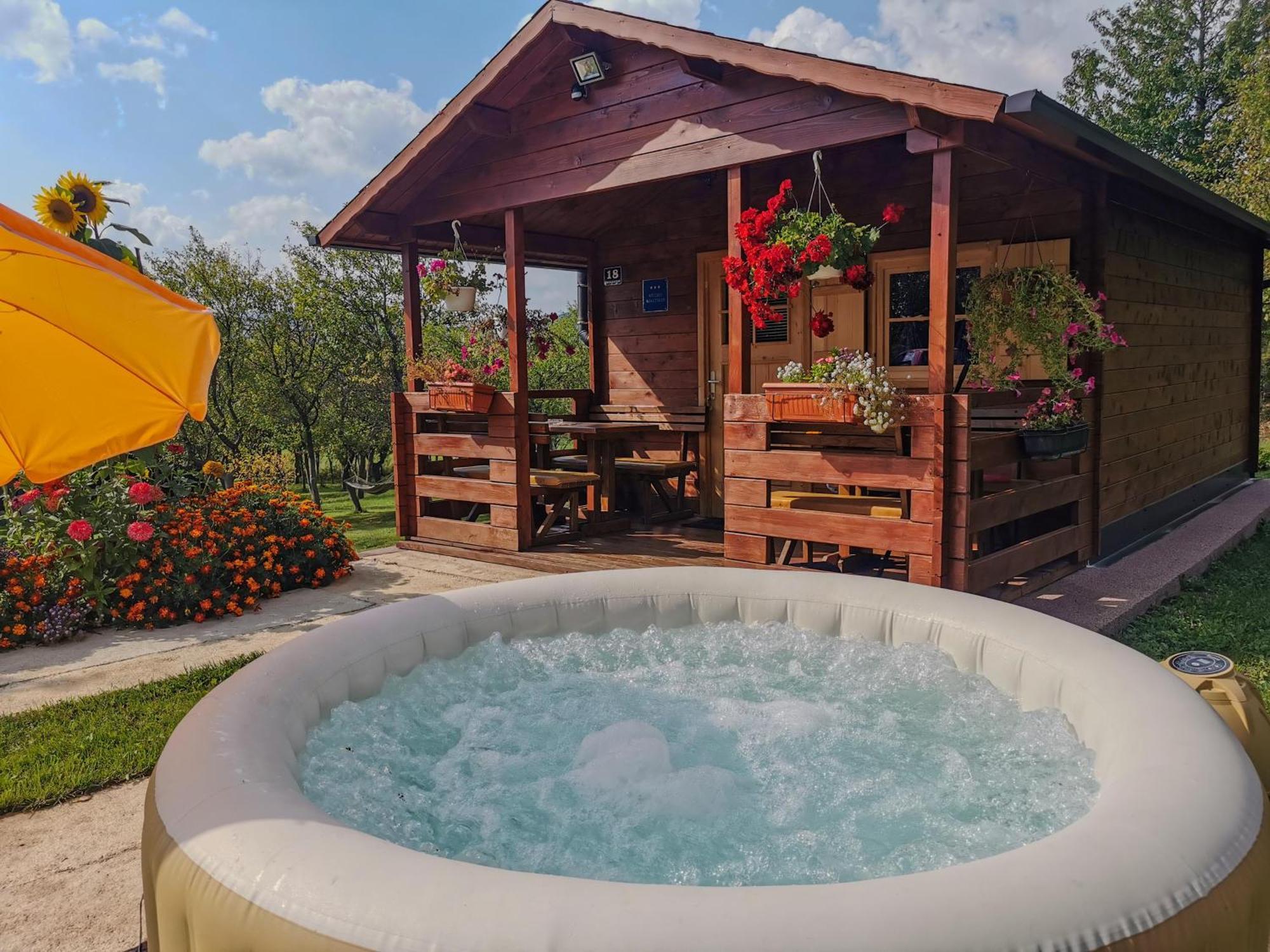 Cottage La Sierra With Jacuzzi Korenica Exteriör bild