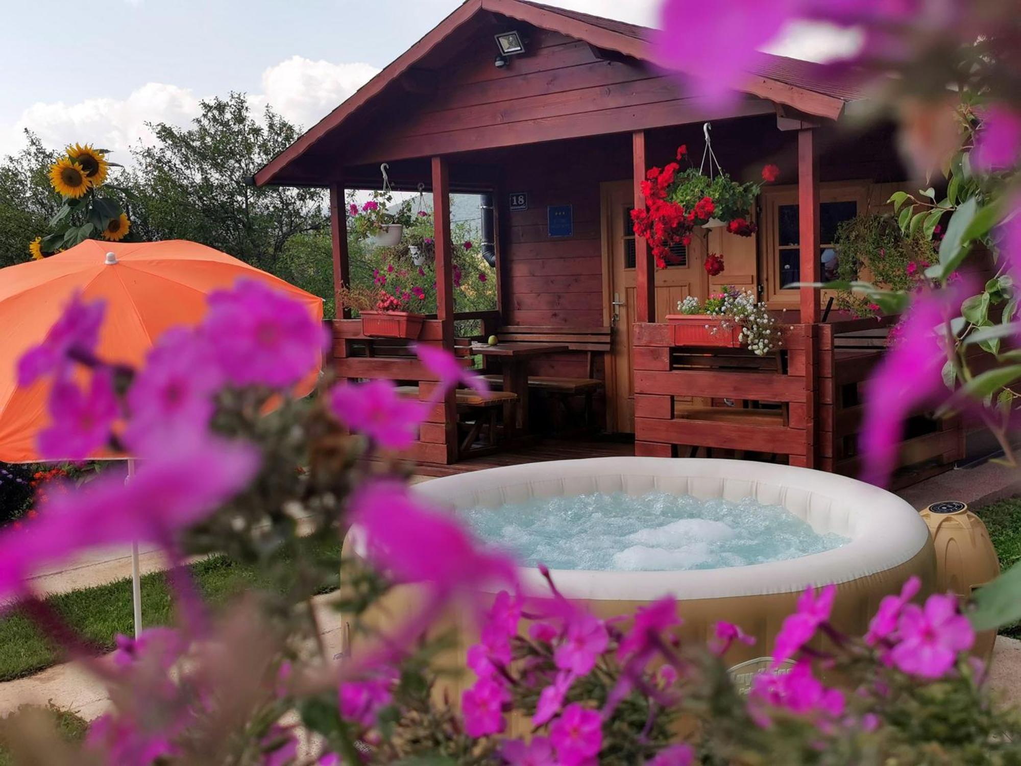 Cottage La Sierra With Jacuzzi Korenica Exteriör bild